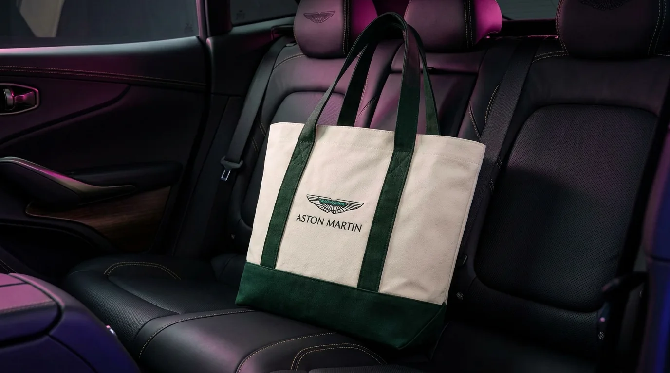 Saco de tecido branco e verde Aston Martin no interior de um automóvel.