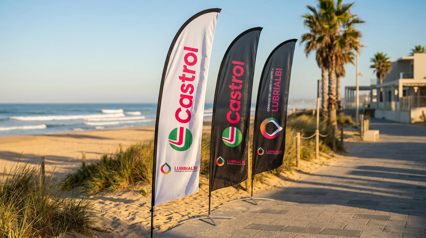 Bandeiras verticais Castrol junto a um passeio marítimo.